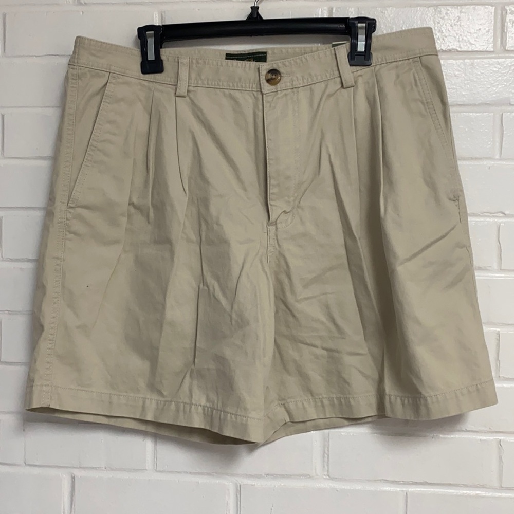 Eddie Bauer men’s pleated Chino shorts